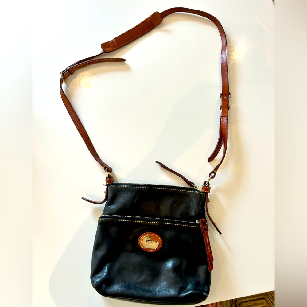COPY - True Vintage Dooney and Bourke cross body. Great condition approx 8x9